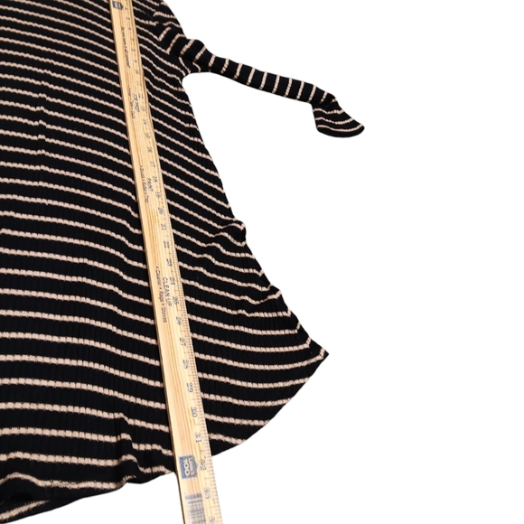 AMERICAN EAGLE OUTFITTERS WOMEN'S SIZE MEDIUM BLACK AND BEIGE SOFT KNIT DRESS. - Picture 4 of 7